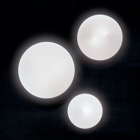 Panzeri Disco LED glasarmatur för vägg eller tak i tre storlekar, av vitt satinerat glas.