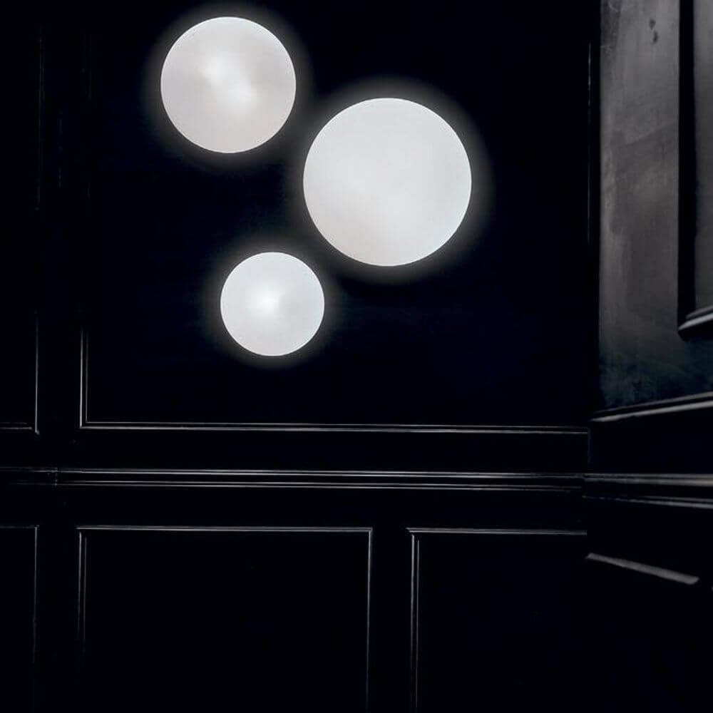 Panzeri Disco LED Glasleuchte für Wand und Decke, moderne Designleuchte aus mundgeblasenem Glas in schwarz-weiß.