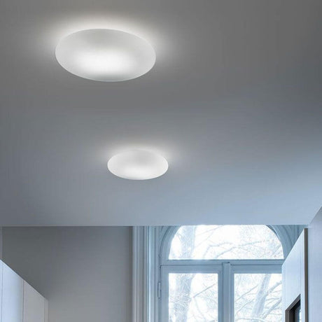 Panzeri Disco LED glasarmatur för vägg eller tak i två storlekar, installerad i ett tak.