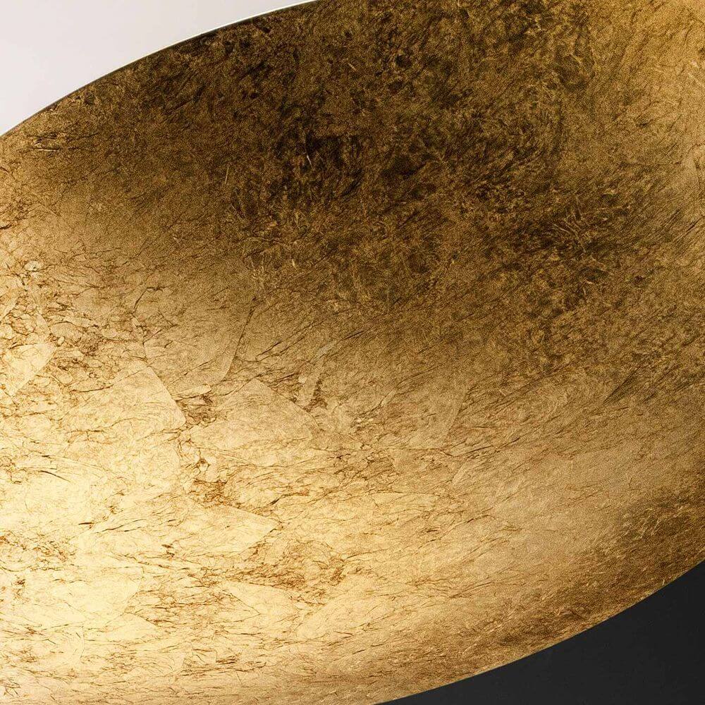 Detailansicht der goldenen Oberfläche der Panzeri Gong LED-Pendelleuchte für modernes und elegantes Raumdesign.