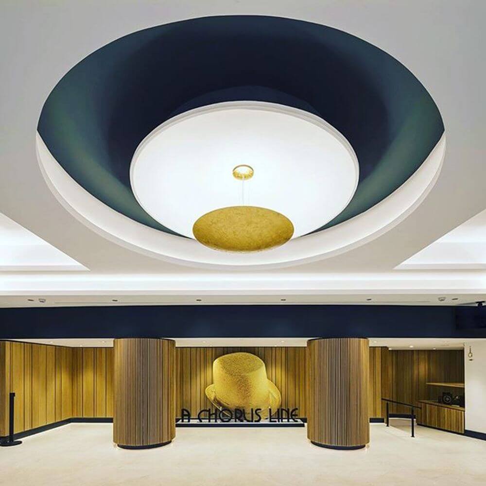 Moderne Pendelleuchte im eleganten Raumdesign mit indirektem Licht und stilvollem, flachem Aufbau.