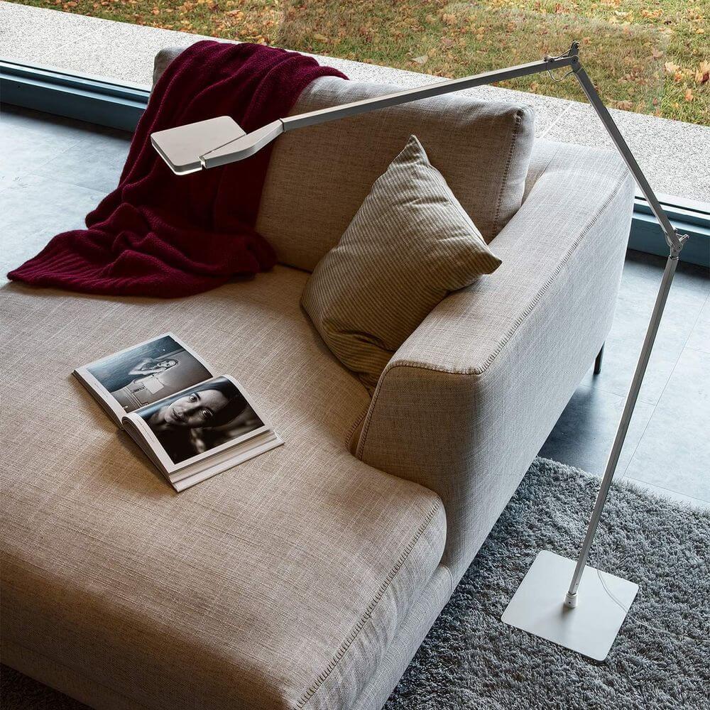 Panzeri Jackie LED-Leseleuchte mit Dimmer, stilvoll über einem Sofa positioniert, ideal für modernes Wohndesign.