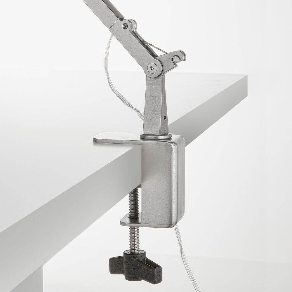 Detailansicht der Panzeri Jackie LED-Tischlampe mit verstellbarem Arm und Tischklemme.