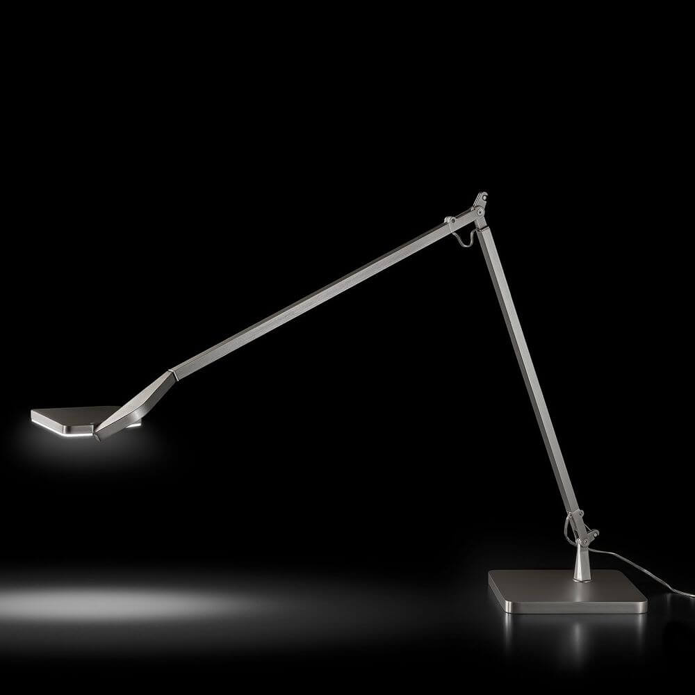 Panzeri Jackie LED-Tischlampe verstellbar mit Touchdimmer in modernem Design, ideal für Lese- und Schreibtisch.