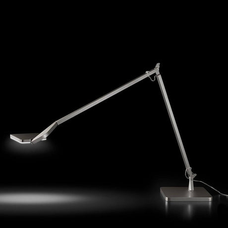 Panzeri Jackie justerbar LED-bordlampe med berøringsdimmer belyst mot svart bakgrunn.