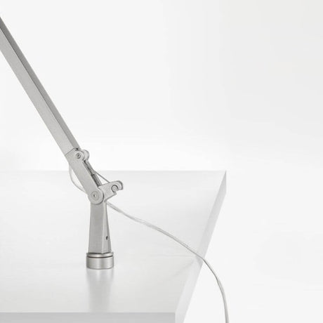 Detaljvisning av Panzeri Jackie justerbar LED-bordlampe med berøringsdimmer på et bord.