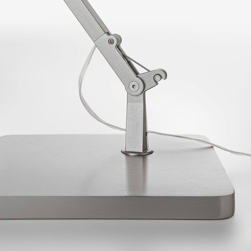 Detailansicht der verstellbaren Basis der Panzeri Jackie LED-Tischlampe mit Kabel.