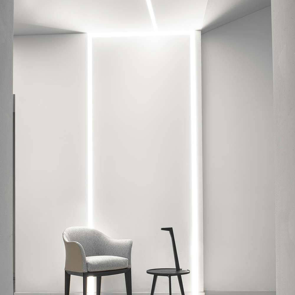 Panzeri Manhattan Einbauprofil für LED-Strips in modernem Raumdesign mit indirekter Beleuchtung.