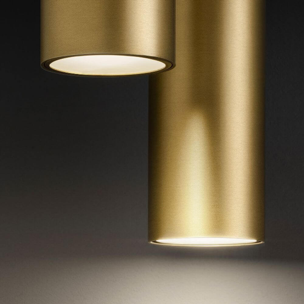 Zylindrische LED-Pendelleuchte in satiniertem Messing mit weichem Licht, Teil der Panzeri One Kollektion.