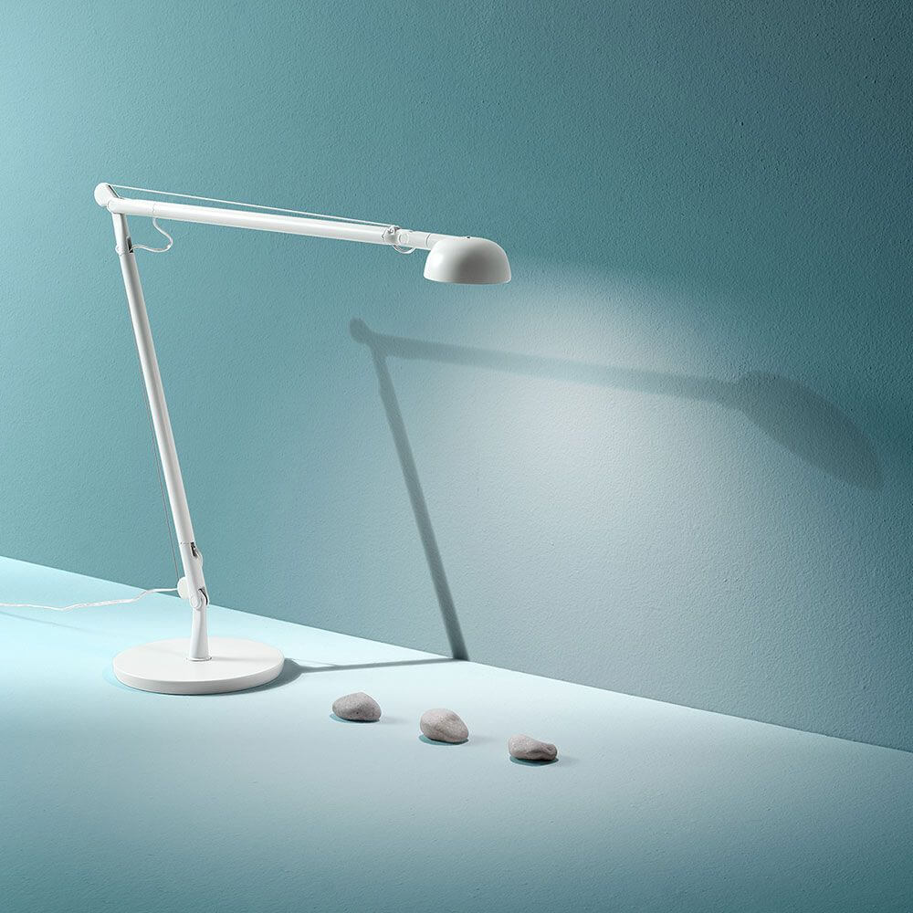 Panzeri Opuntia LED-Schreibtischlampe CCT-Dimmbar auf blauem Hintergrund, verstellbar und modern.