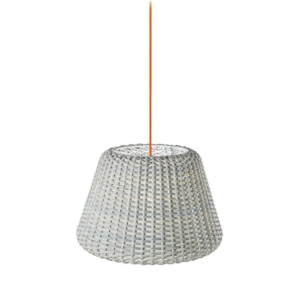 Panzeri Ralph Rattan Außen Pendelleuchte XXL mit handgeflochtenem Lampenschirm in Grau und orangefarbenem Kabel.