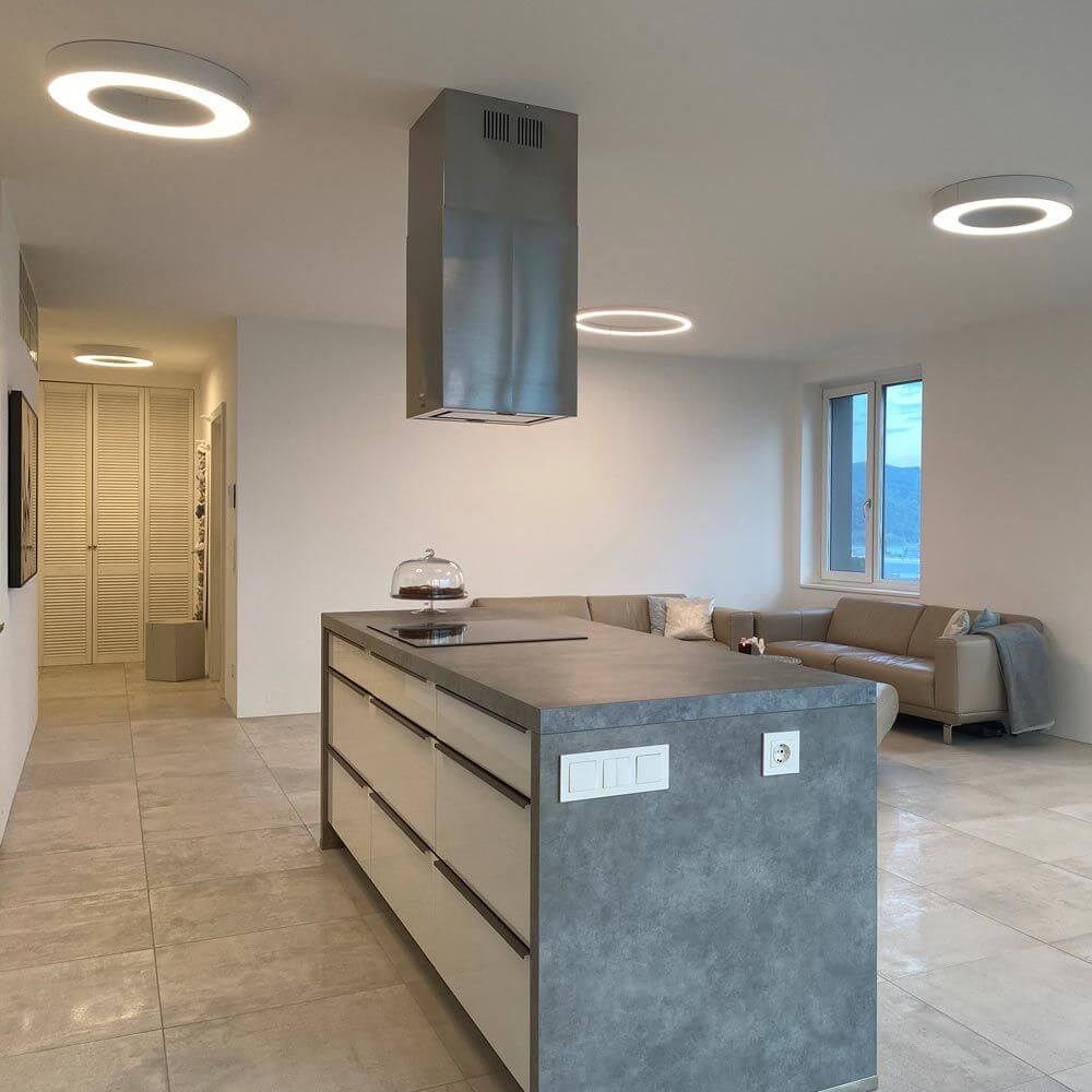 Panzeri Silver Ring LED-Deckenlampe Dimmbar in moderner Küche mit offenem Raumkonzept