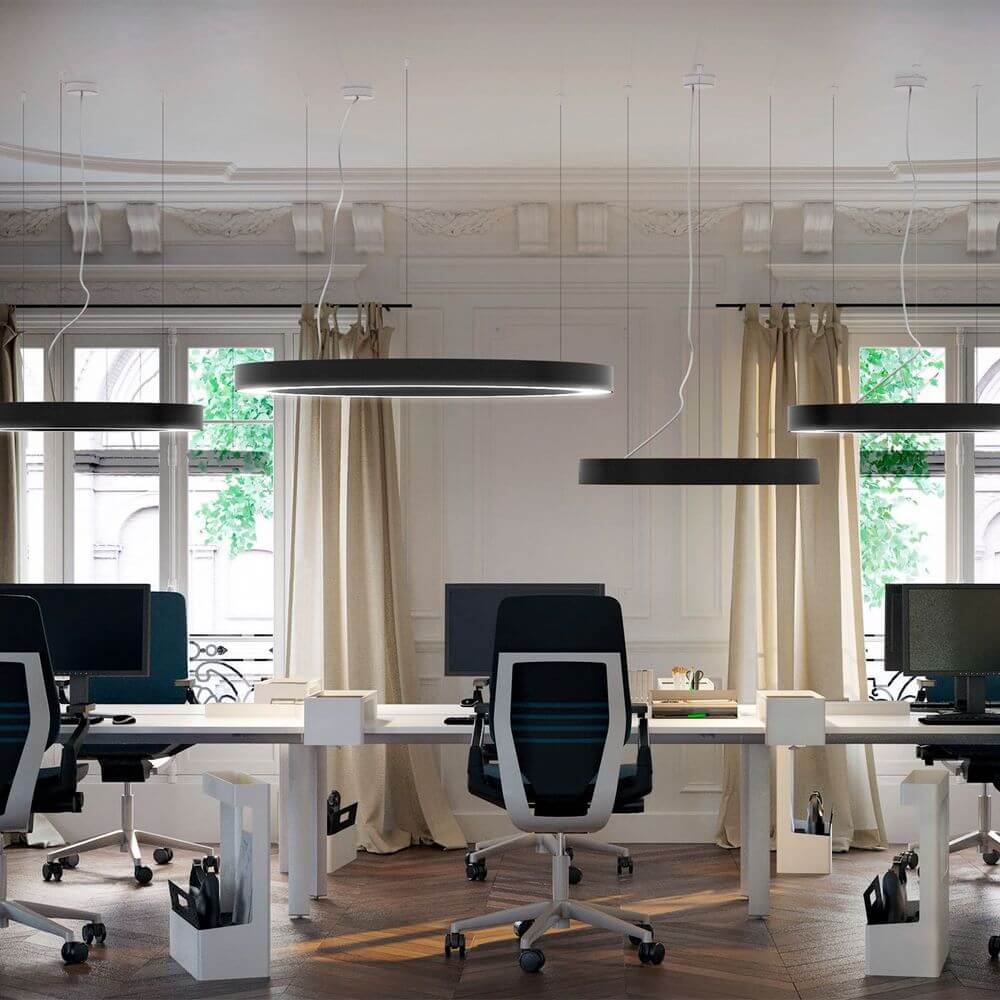 Moderne Büroumgebung mit Panzeri Silver Ring LED-Pendellampe Dimmbar über Schreibtischen.