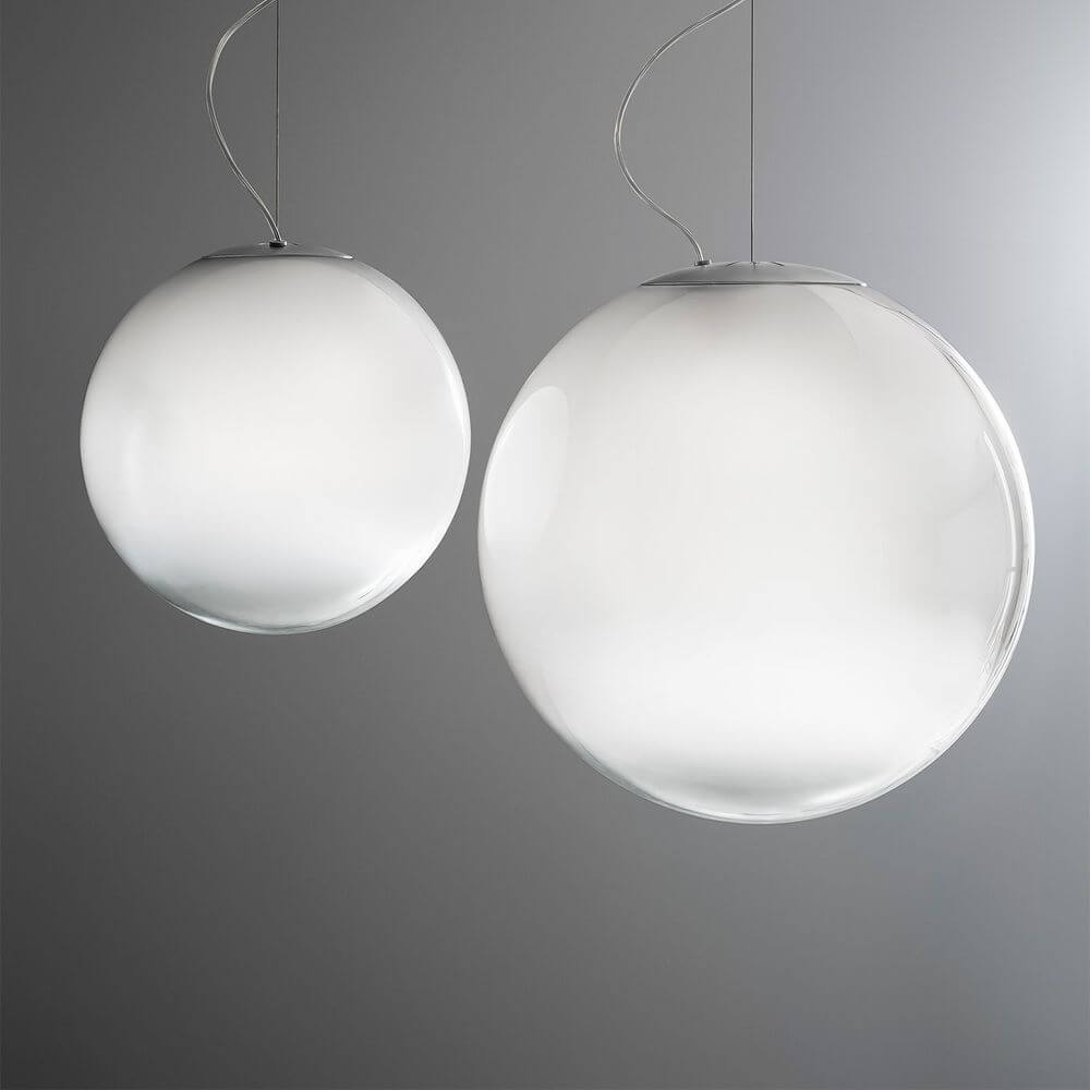 Panzeri Smoke Glas-Pendellampe mundgeblasen in einer eleganten kugelrunden Form aus handgefertigtem Glas.