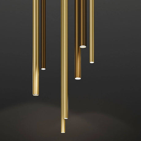 Elegante Panzeri To-Be Pendelleuchte aus goldfarbenem Aluminium mit mehreren schlanken Zylindern.