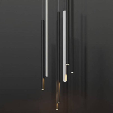 Panzeri To-Be Pendelleuchte in schlankem Design, aus Aluminium mit mehreren Zylindern und verschiedenen Lichtoptionen.