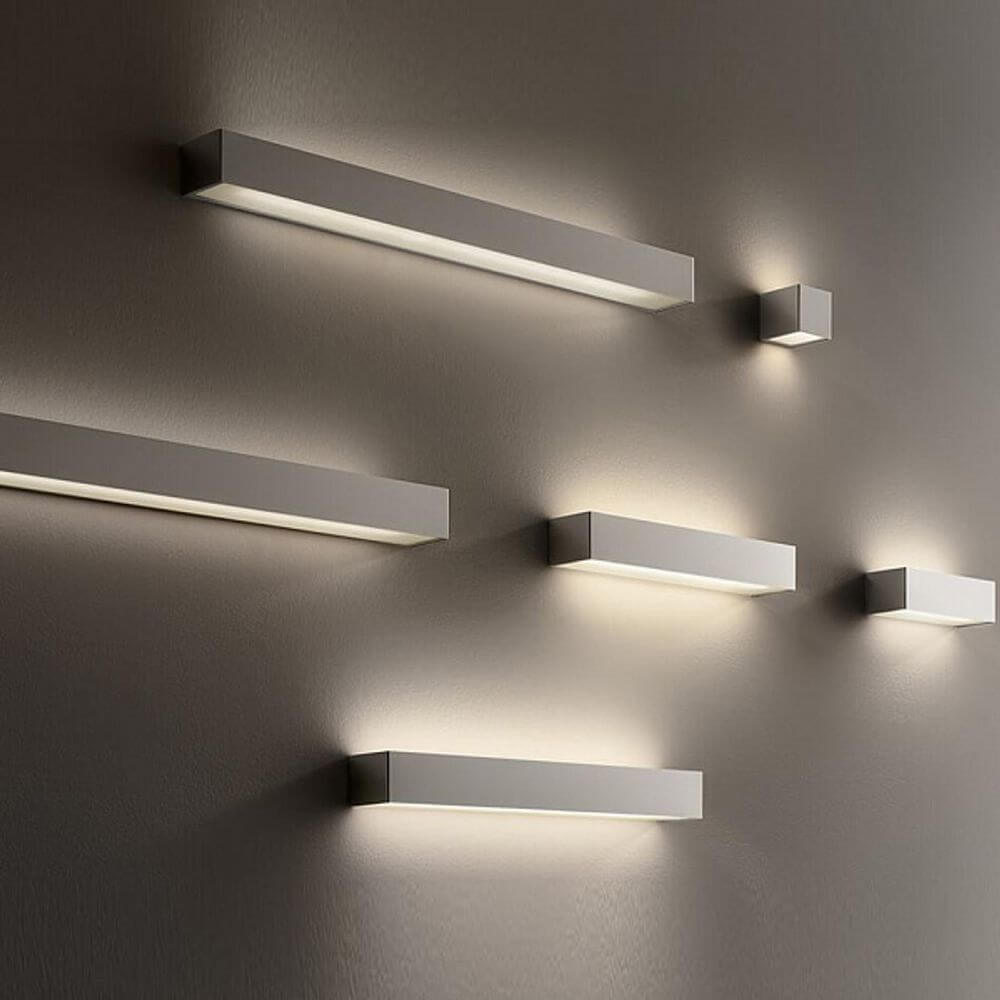 Panzeri Toy Wandlampe LED Up&Down 45cm in verschiedenen Höhen an der Wand montiert.