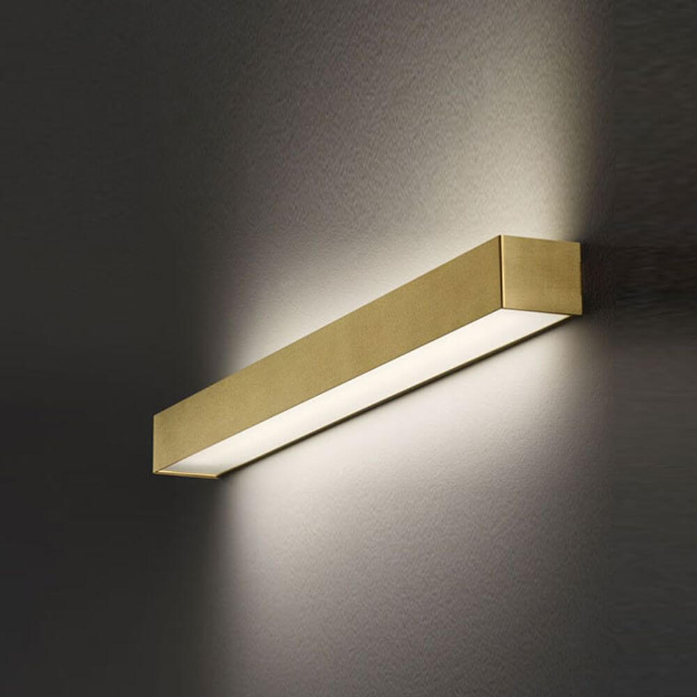 Panzeri Toy Wandlampe LED Up&Down 45cm in Bronze mit indirekter Beleuchtung an der Wand.