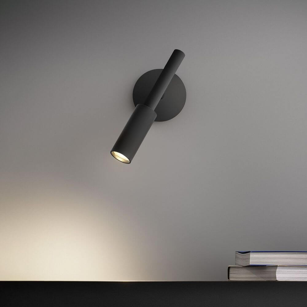 Panzeri Tubino LED-seinävalaisin mustana kääntyvällä valopäällä minimalistiseen muotoiluun.