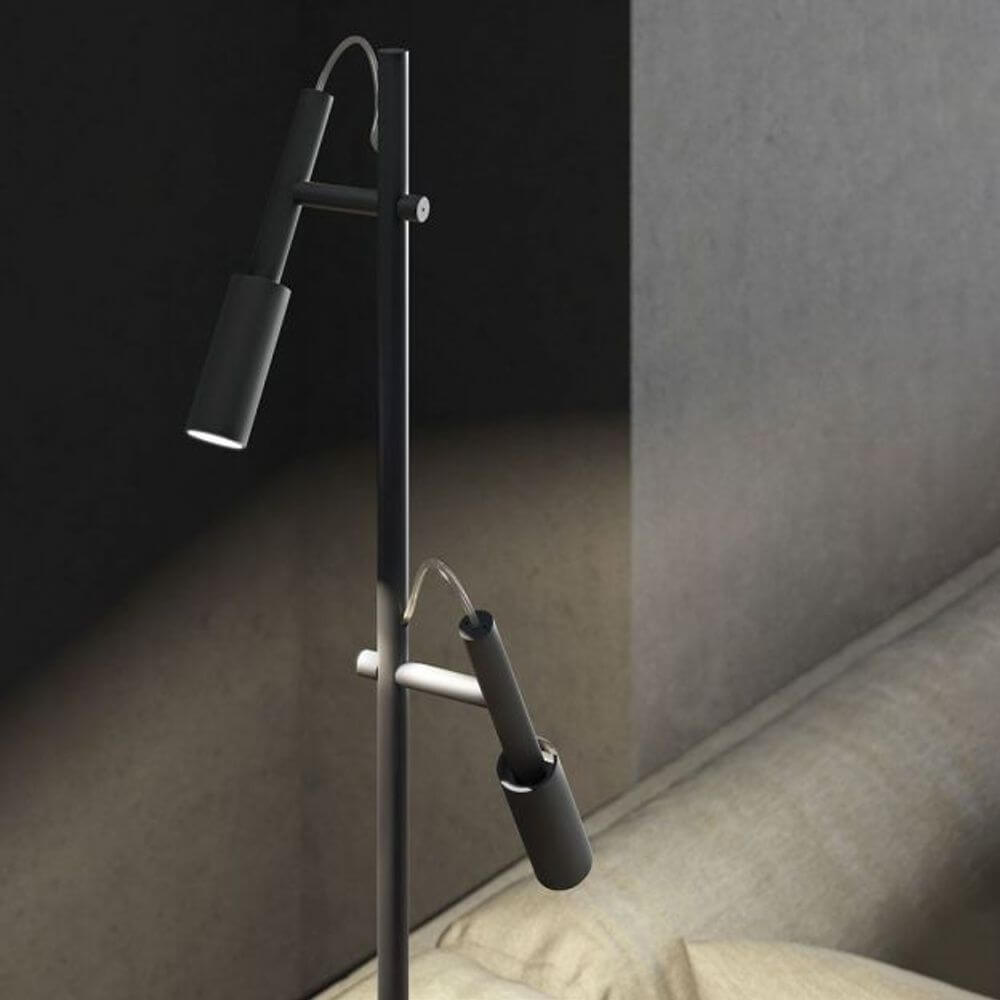 Panzeri Tubino LED Stehleuchte mit Doppelkopf in modernem Design und elegantem Schwarz.