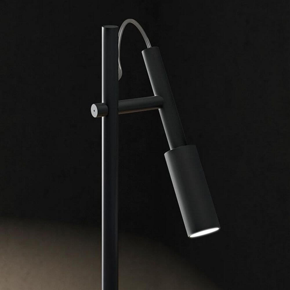 Schwarze Panzeri Tubino Plus LED-Tischlampe mit Dimmer und flexiblem Lichtkopf für Lesezwecke.