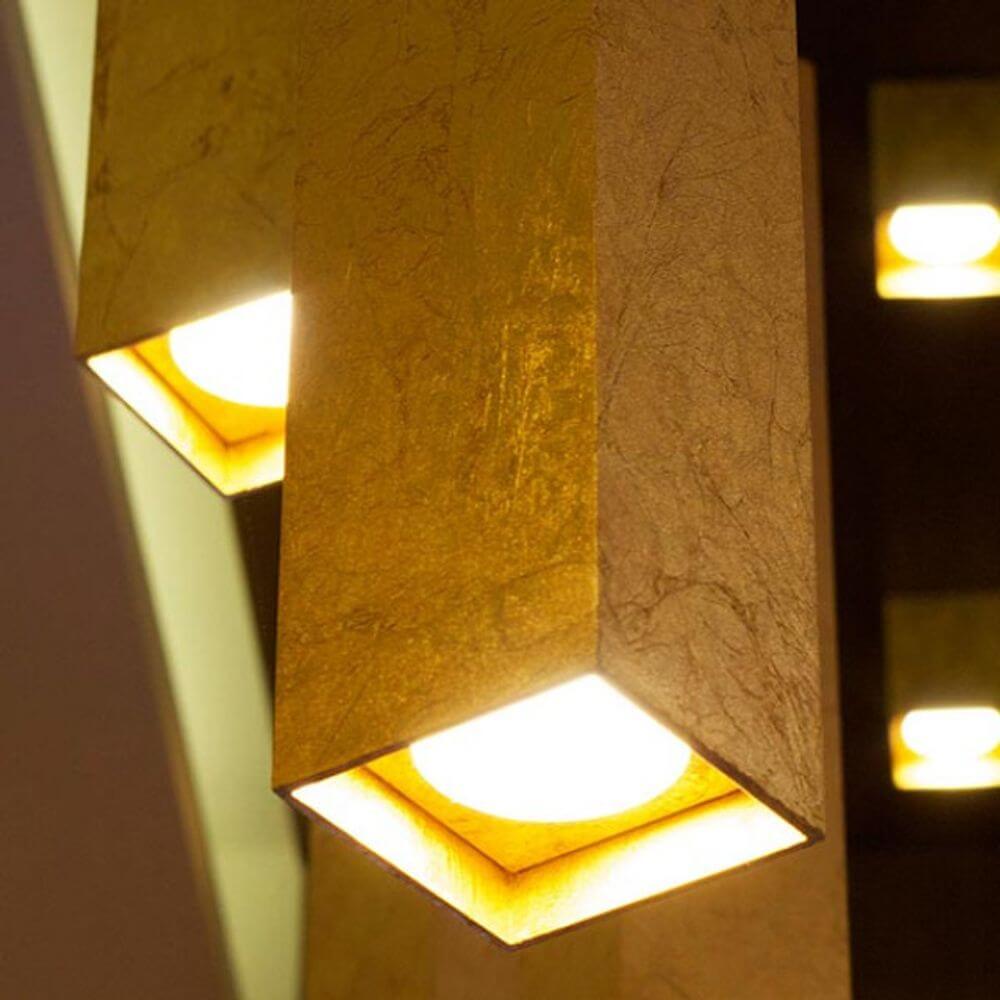 Panzeri quadratische LED Pendelleuchte in satiniertem Goldblatt mit warmem Licht.