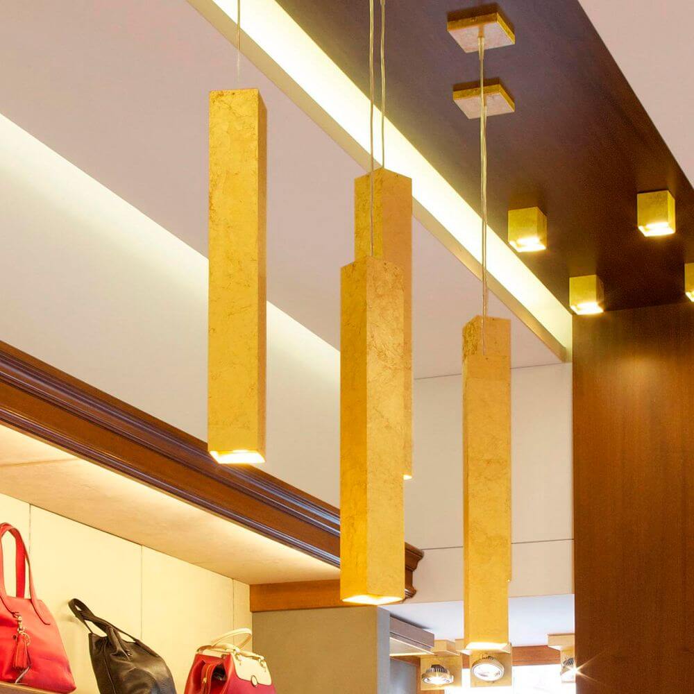 Panzeri LED Pendelleuchten in Goldblatt-Finish, quadratisches Aluminiumdesign in modernem Einrichtungskonzept.