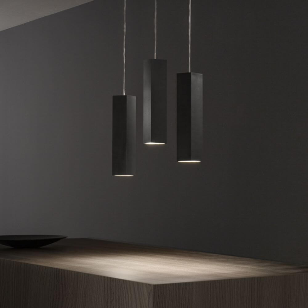 Moderne LED Pendelleuchte mit drei schwarzen, quadratischen Aluminiumrohren für elegantes Wohndesign.