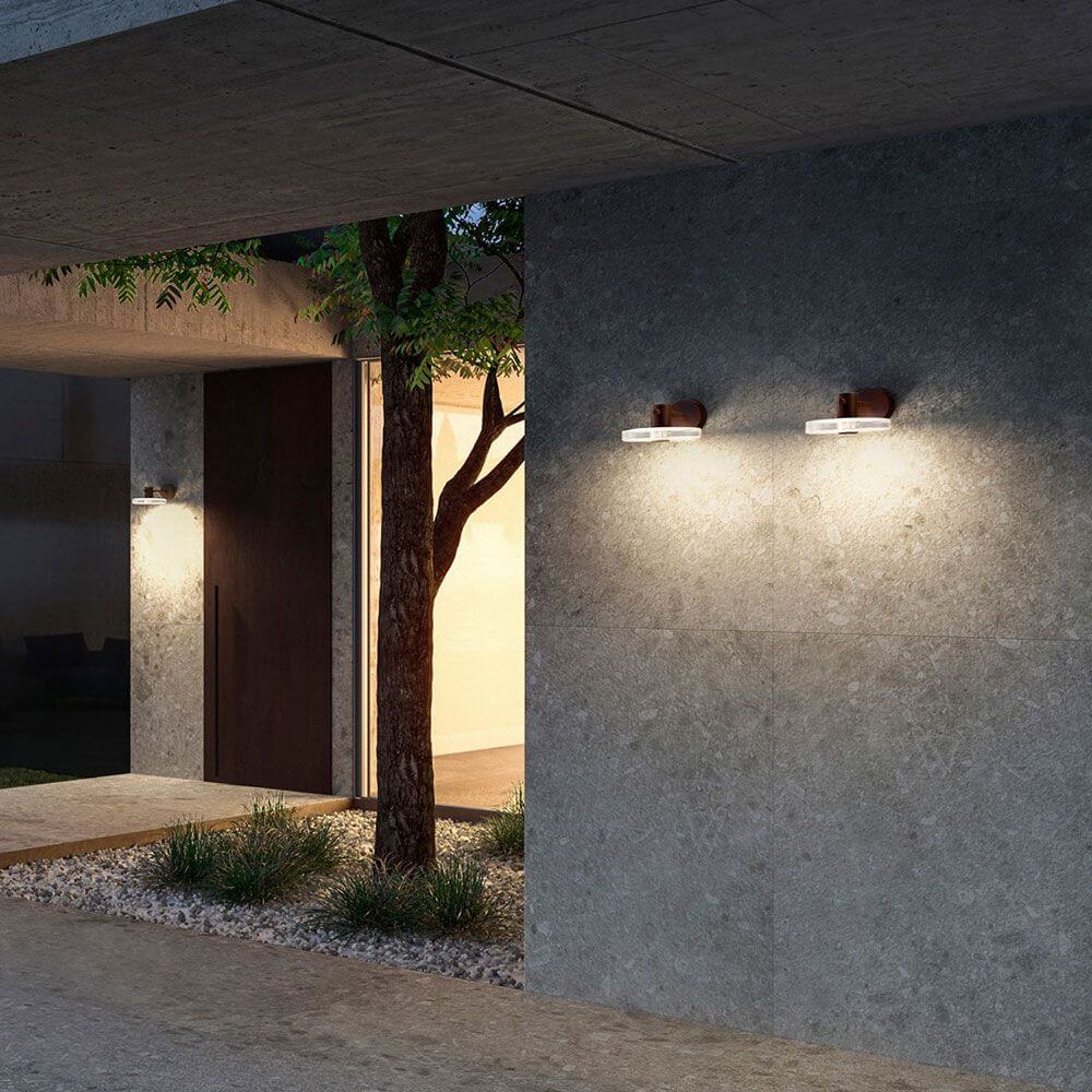 Panzeri Venexia LED-Außenwandleuchte IP65 an einer modernen Hauswand in elegantem Grauton.