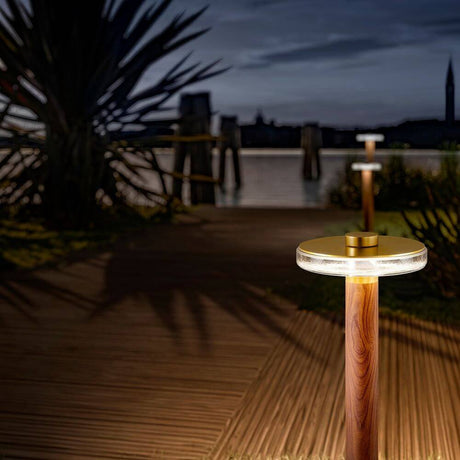 Panzeri Venexia Pollerleuchte mit LED-Licht IP65 im Außenbereich bei Nacht, Design mit Gussglaskopf.