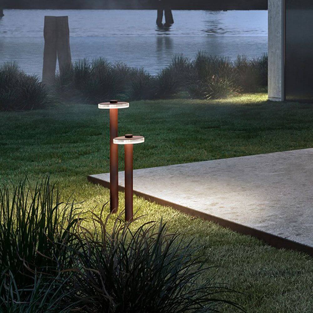 Panzeri Venexia Pollerleuchte mit LED für Außenbereich, wetterfest IP65, elegante Gestaltung in glimmerigem Grau.