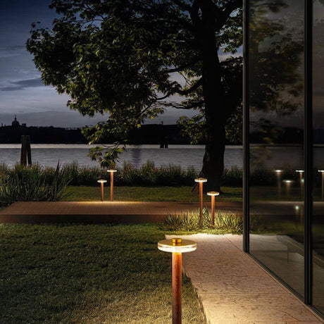 Panzeri Venexia Pollerleuchte mit LED-Licht IP65 im Außenbereich bei Nacht, beleuchtet Gartenweg.