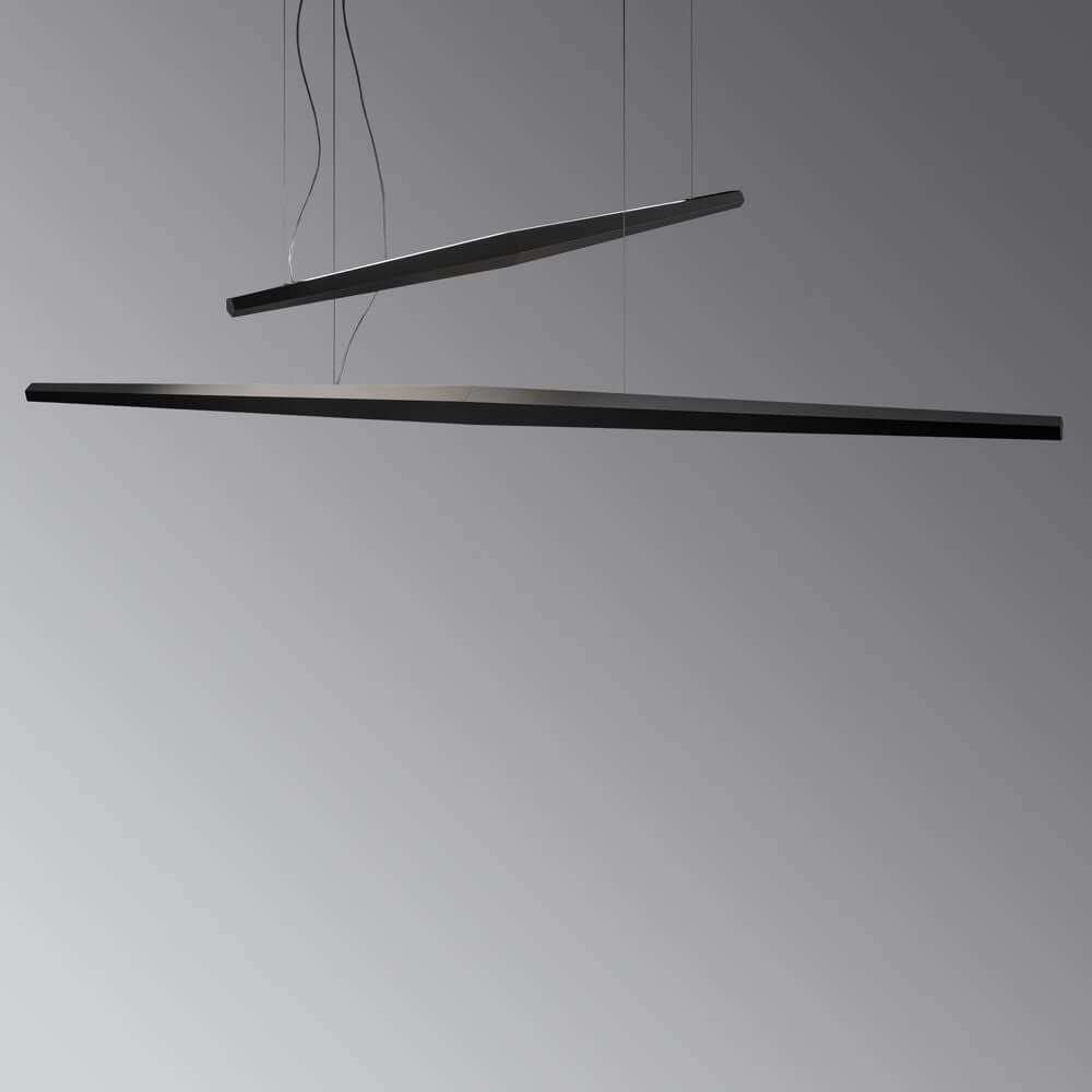 Panzeri Viisi LED-Hängeleuchte in modernen Schwarz, mit schlanker, geometrischer Form, ideal für direkte und indirekte Beleuchtung.