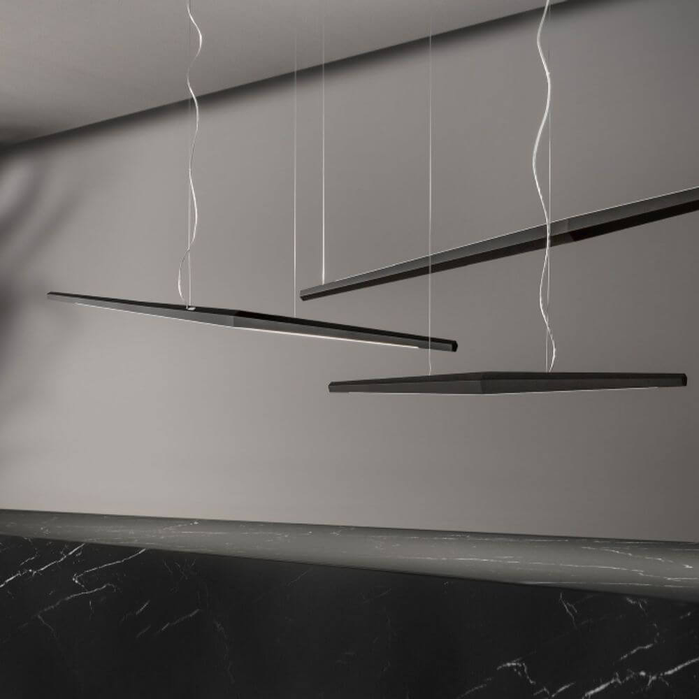 Panzeri Viisi LED-Hängeleuchte mit fünfeckigem Querschnitt und DALI/PUSH DIM Dimmung.