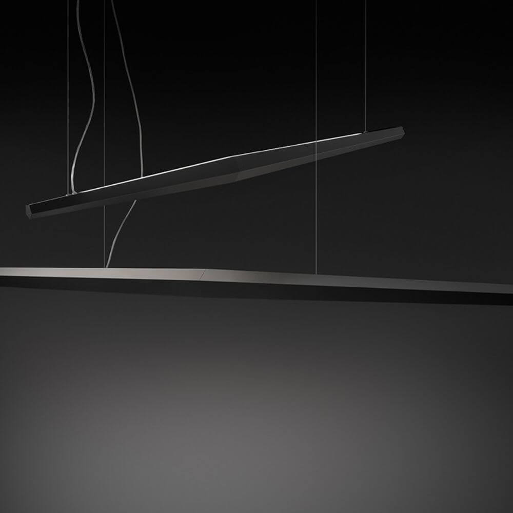 Moderne Panzeri Viisi LED-Hängeleuchte mit fünfeckigem Querschnitt in stilvollem Schwarz.