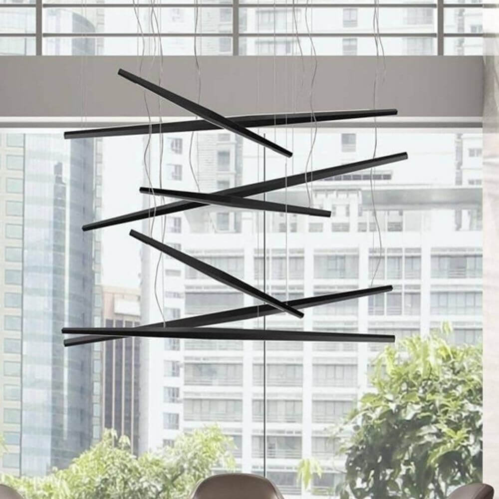Moderne Hängeleuchte mit schrägen schwarzen Leuchten, ideal für stilvolle Innenräume.