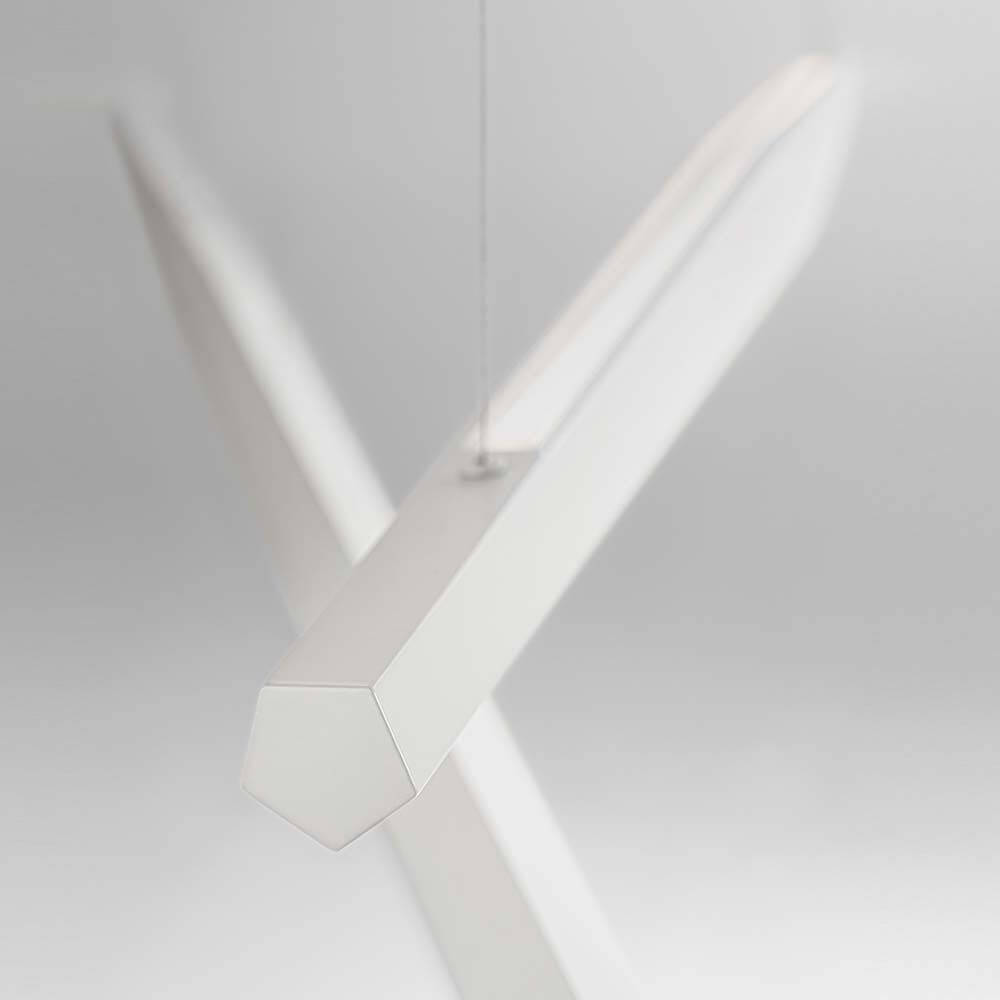 Panzeri Viisi Hängeleuchte aus graviertem Aluminium, pentagonaler Querschnitt, LED-Beleuchtung.