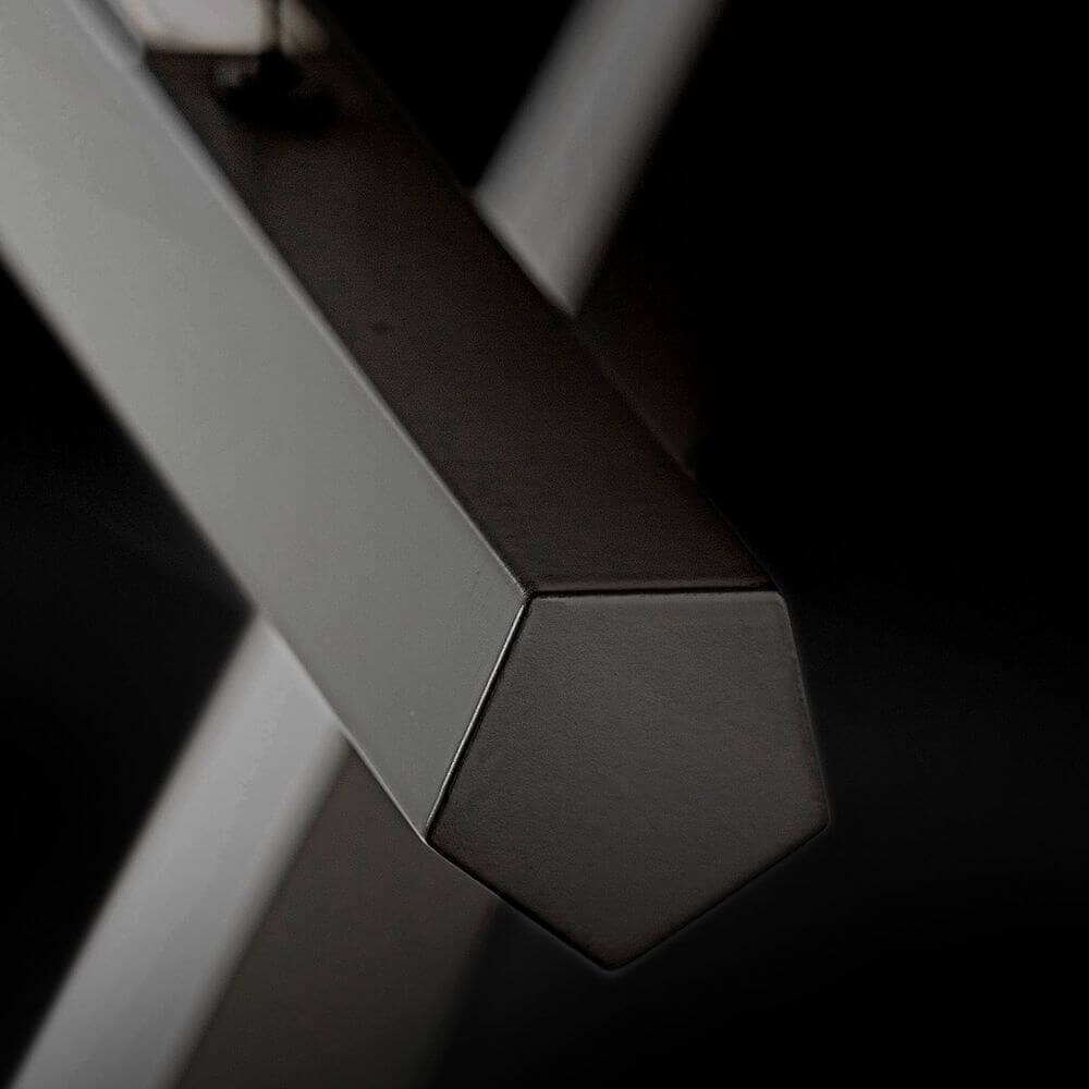 Detailansicht der fünfeckigen Aluminiumstruktur der Panzeri Viisi Hängeleuchte.