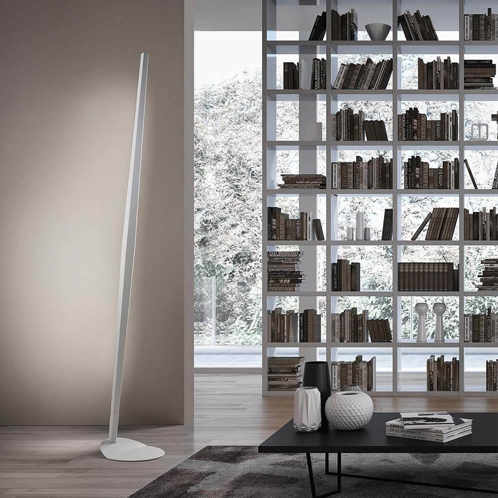 Panzeri Viisi LED-Stehleuchte für indirektes Licht in einem modernen Wohnraum mit Bücherregal.