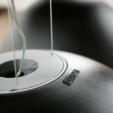 Yksityiskohtainen näkymä Panzeri Willy Glas XL -riippuvalaisimesta, jossa on metallinharmaa runko ja näyttävä diffuusorilevy.