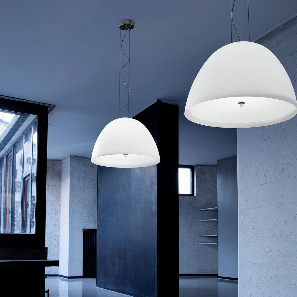 Panzeri Willy Glas XL-pendellampe i satinert, hvitt glass i moderne interiør.