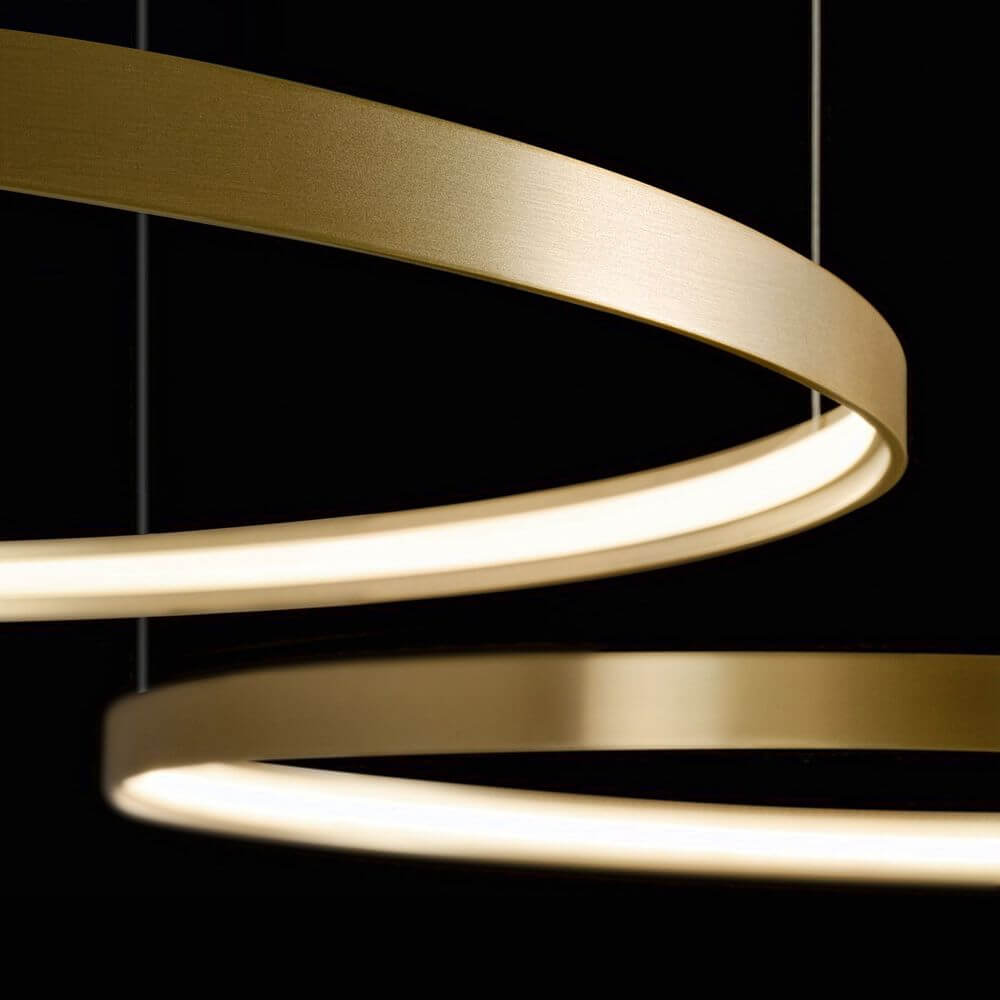 Zbliżenie na owalną lampę wiszącą Panzeri Zero Ellipse LED z eleganckim złotym wzornictwem.