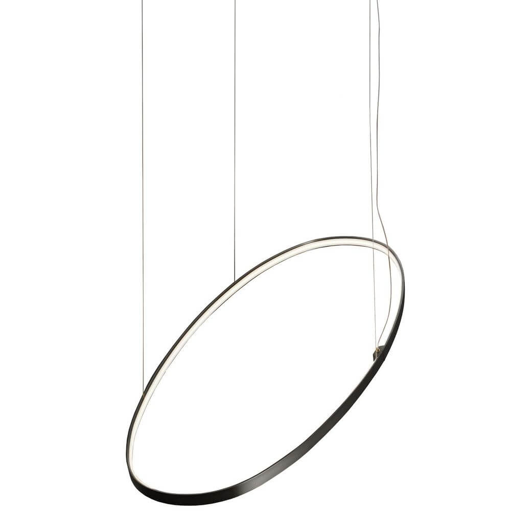 Owalna lampa wisząca Panzeri Zero Ellipse LED w eleganckim, minimalistycznym wzornictwie, zawieszona na trzech kablach z sufitu.