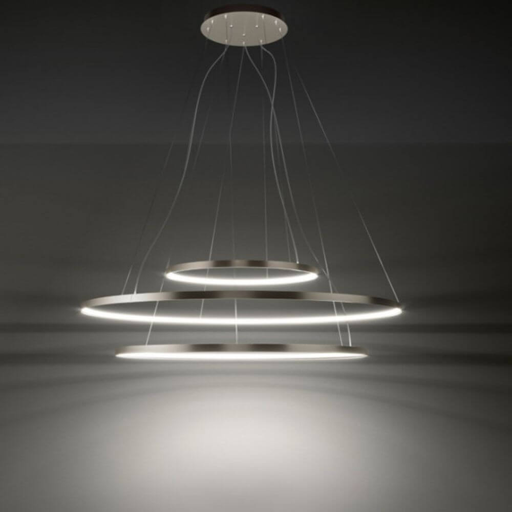 Lampa wisząca Panzeri Zero Round LED-Ring z trzema unoszącymi się pierścieniami w eleganckim designie.