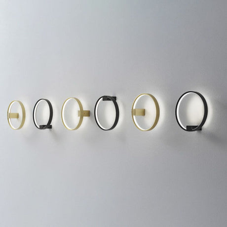 Applique da parete Panzeri Zero Round LED anello in diversi design su una parete.