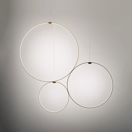 Panzeri Zero Round Vertical LED-rengasvalaisinriippu harmonisen elegantissa rengasmuodossa, katosta leijuen.