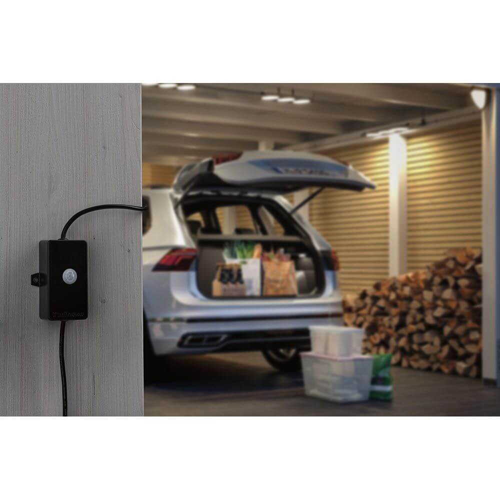 Park + Light Controller Bewegungsmelder Zubehör Schwarz im Einsatz an einer Wand in einer Garage.