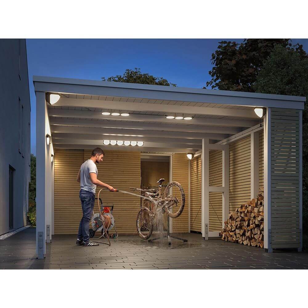 Park + Light Kabel 2m Schwarz IP67 in Verwendung für individuelle Außenbeleuchtung beim Fahrrad reinigen.