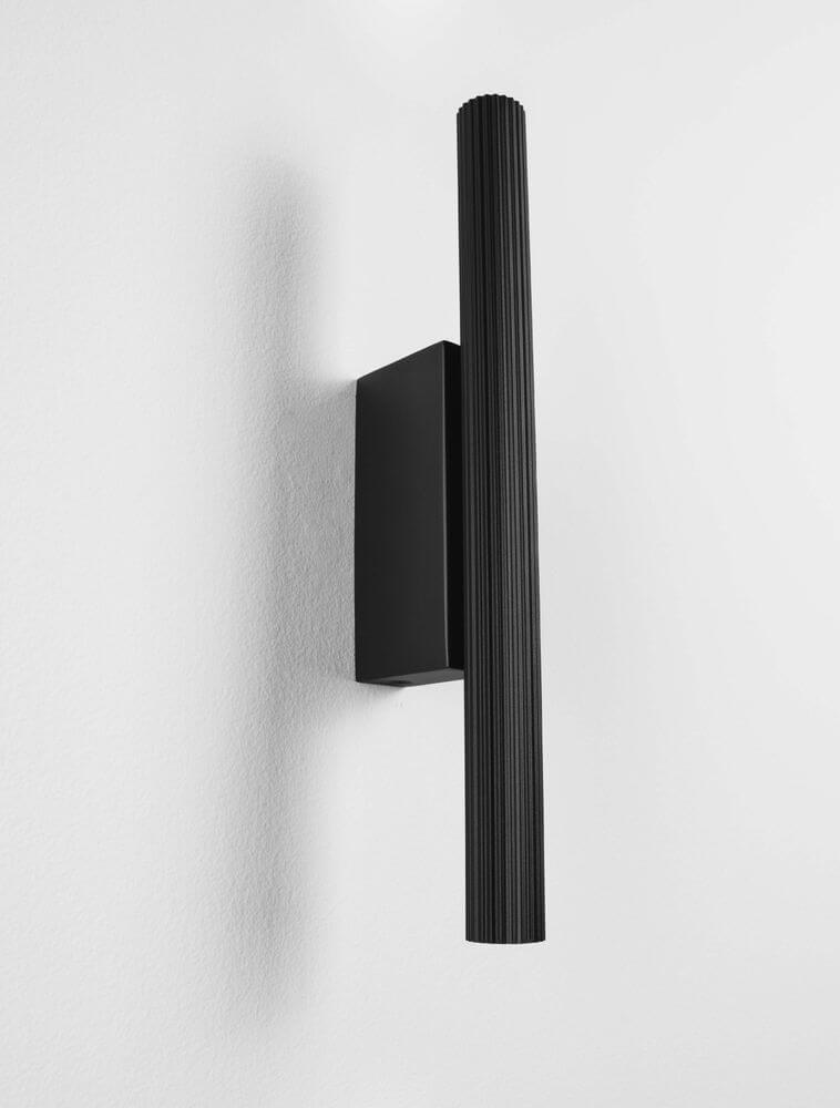 Paron LED Wandleuchte Geriffelt 3000K in elegantem Design mit mattschwarzer Basis und goldfarbenem Korpus.