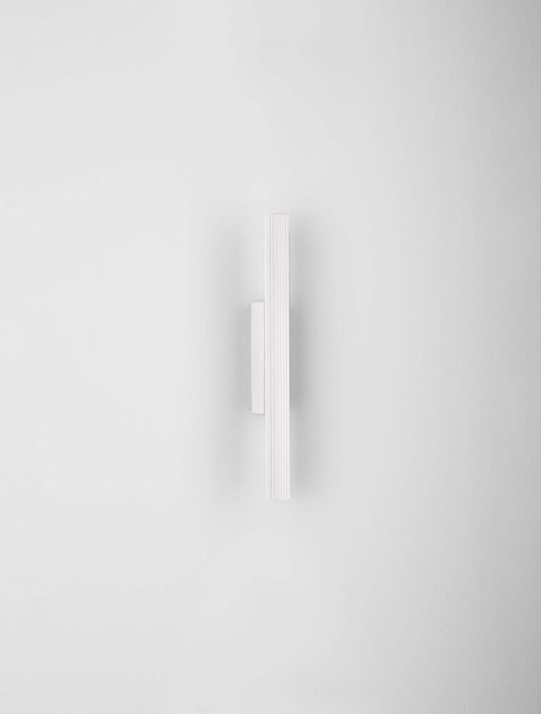 Paron LED Wandleuchte Geriffelt 3000K an einer weißen Wand, elegantes Design mit warmem Licht.
